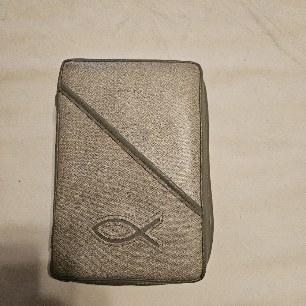 Source Unknown Gray Toiletry Bag
